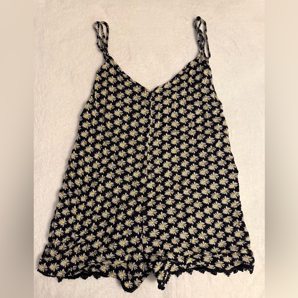 One Clothing Black and White Daisy Romper Size Medium